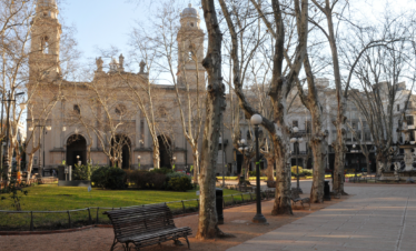 Explore Montevidéu em um dia: Pacote completo com transporte, city tour guiado, almoço incluso e tempo para compras no Montevideo Shopping.