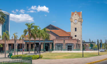 Explore o Delta do Tigre com nosso passeio clássico. Saída de Buenos Aires, navegação, visita ao Puerto de Frutos e retorno ao centro.