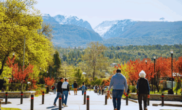 Conheça a magia de El Bolsón e Lago Puelo, com sua feira artesanal e o incrível Parque Nacional. Saídas de Bariloche às quintas e sábados.