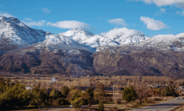 Conheça a magia de El Bolsón e Lago Puelo, com sua feira artesanal e o incrível Parque Nacional. Saídas de Bariloche às quintas e sábados.