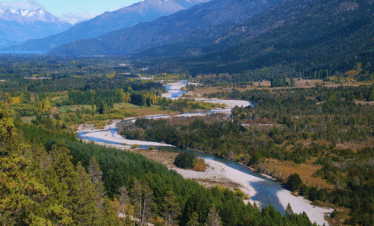 Conheça a magia de El Bolsón e Lago Puelo, com sua feira artesanal e o incrível Parque Nacional. Saídas de Bariloche às quintas e sábados.