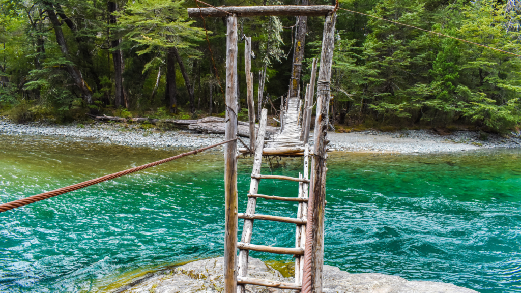 Conheça a magia de El Bolsón e Lago Puelo, com sua feira artesanal e o incrível Parque Nacional. Saídas de Bariloche às quintas e sábados. Reserve agora!