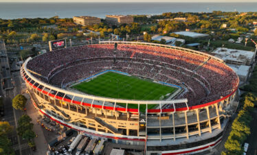 Tour dos Estádios de Buenos Aires: Explore a paixão pelo futebol argentino e visite o La Bombonera e o Monumental.