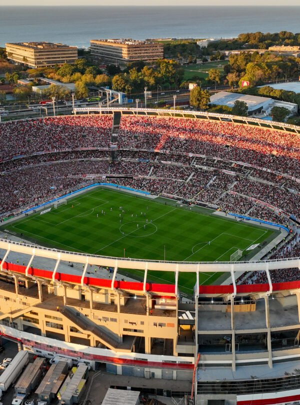 Tour dos Estádios de Buenos Aires: Explore a paixão pelo futebol argentino e visite o La Bombonera e o Monumental.