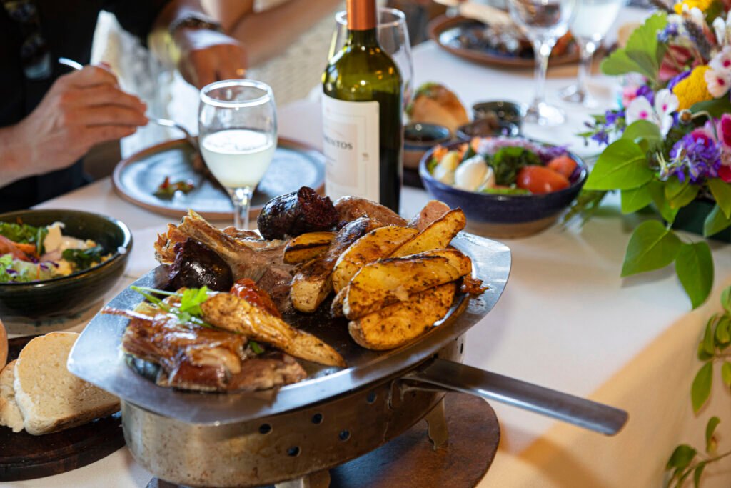 Explore a Estância 25 de Mayo, com um tour completo e um jantar patagônico acompanhado de show folclórico. Uma experiência única na Patagônia!