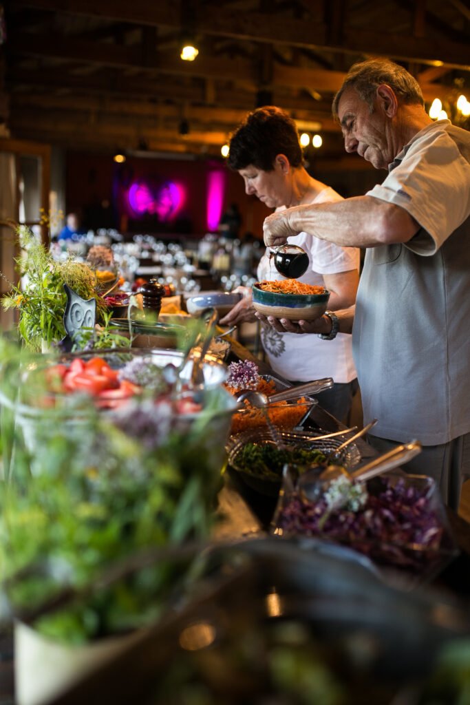Explore a Estância 25 de Mayo, com um tour completo e um jantar patagônico acompanhado de show folclórico. Uma experiência única na Patagônia!
