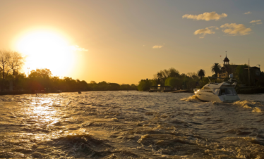 Explore o Delta do Tigre com nosso passeio clássico. Saída de Buenos Aires, navegação, visita ao Puerto de Frutos e retorno ao centro.