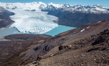 Veja de perto a grandiosidade do Glaciar Perito Moreno com passarelas panorâmicas e opcional de safari náutico.