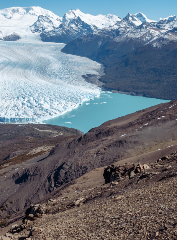 Veja de perto a grandiosidade do Glaciar Perito Moreno com passarelas panorâmicas e opcional de safari náutico.