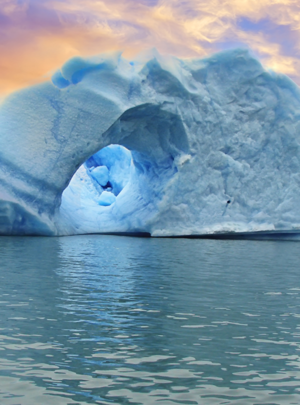 Todo Glaciares Captain's Club você navega pelo Lago Argentino em uma experiência única e desfruta de um almoço completo.