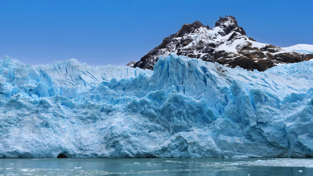 Todo Glaciares Captain's Club você navega pelo Lago Argentino em uma experiência única e desfruta de um almoço completo.