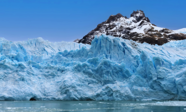 Todo Glaciares Captain's Club você navega pelo Lago Argentino em uma experiência única e desfruta de um almoço completo.