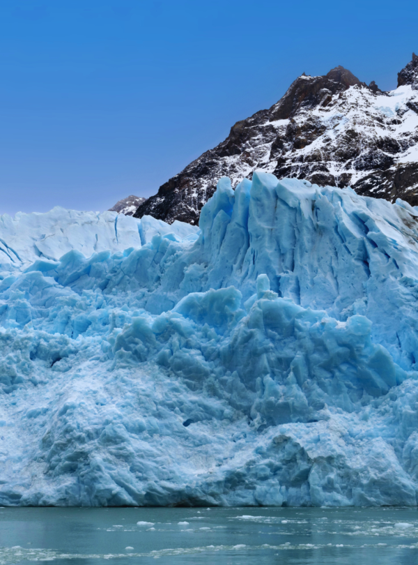 Todo Glaciares Captain's Club você navega pelo Lago Argentino em uma experiência única e desfruta de um almoço completo.
