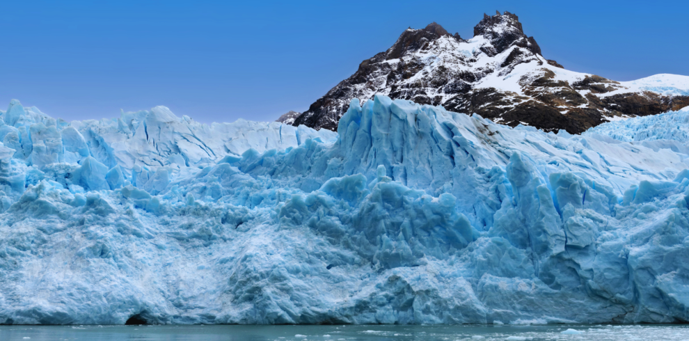 Todo Glaciares Captain's Club você navega pelo Lago Argentino em uma experiência única e desfruta de um almoço completo.