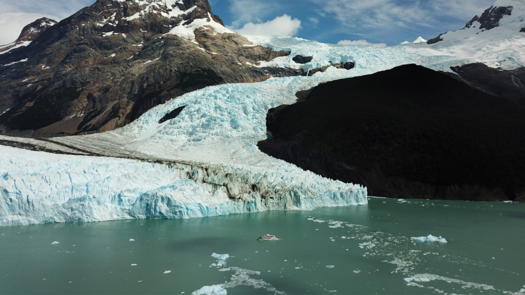 Explore a Patagônia com o Glaciares Gourmet Premium e navegue pelos glaciares em um cruzeiro com almoço incluído. El Calafate, te espera!