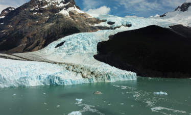 Explore a Patagônia com o Glaciares Gourmet Premium e navegue pelos glaciares em um cruzeiro com almoço incluído. El Calafate, te espera!
