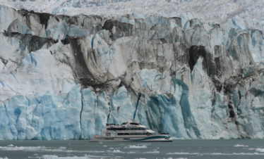 Explore a Patagônia com o Glaciares Gourmet Premium e navegue pelos glaciares em um cruzeiro com almoço incluído. El Calafate, te espera!