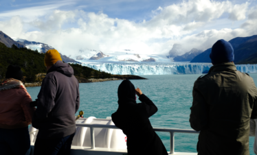 Explore a Patagônia com o Glaciares Gourmet Premium e navegue pelos glaciares em um cruzeiro com almoço incluído. El Calafate, te espera!