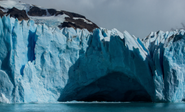 Explore a Patagônia com o Glaciares Gourmet Premium e navegue pelos glaciares em um cruzeiro com almoço incluído. El Calafate, te espera!