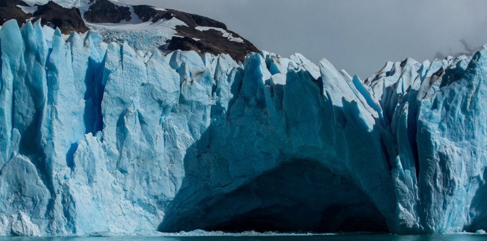 Explore a Patagônia com o Glaciares Gourmet Premium e navegue pelos glaciares em um cruzeiro com almoço incluído. El Calafate, te espera!