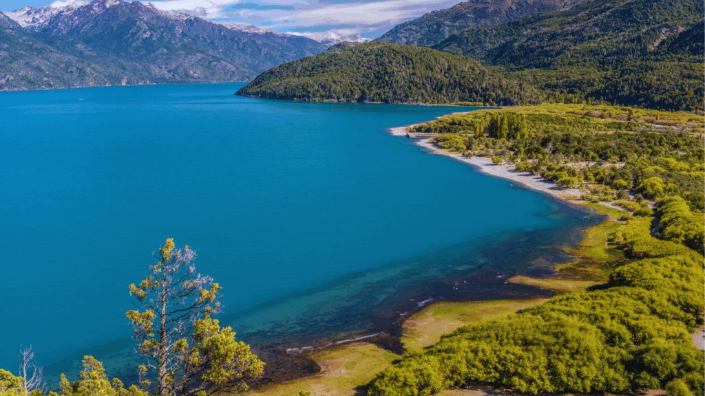 Conheça a magia de El Bolsón e Lago Puelo, com sua feira artesanal e o incrível Parque Nacional. Saídas de Bariloche às quintas e sábados.