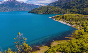 Conheça a magia de El Bolsón e Lago Puelo, com sua feira artesanal e o incrível Parque Nacional. Saídas de Bariloche às quintas e sábados.
