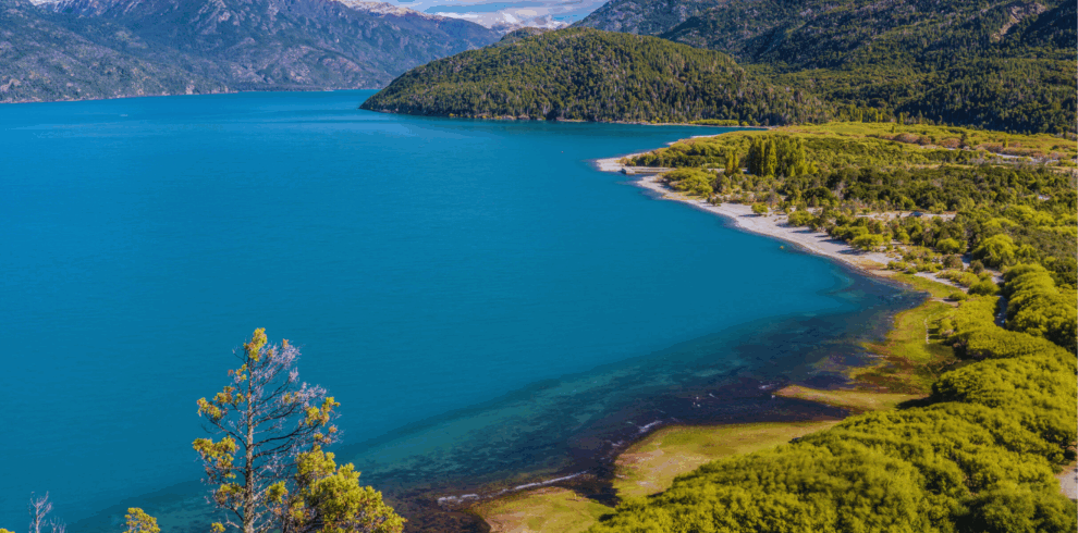 Conheça a magia de El Bolsón e Lago Puelo, com sua feira artesanal e o incrível Parque Nacional. Saídas de Bariloche às quintas e sábados.