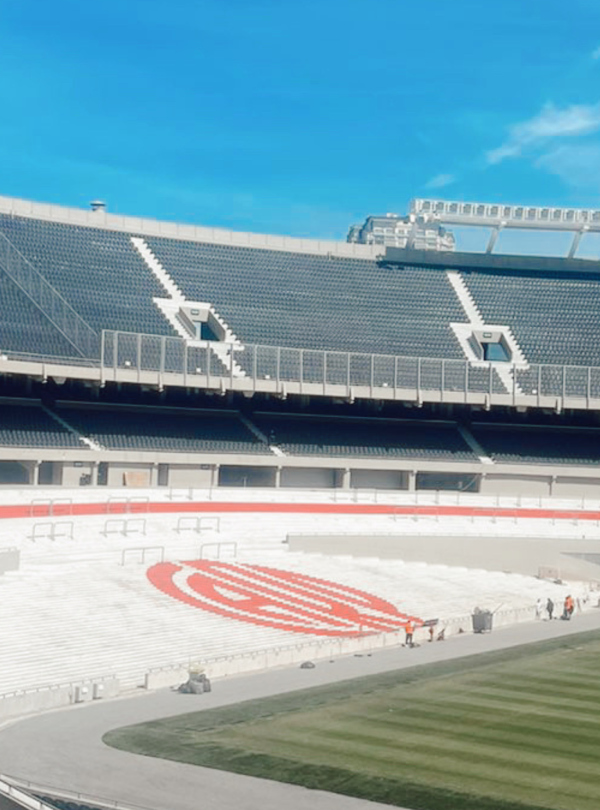 Tour dos Estádios de Buenos Aires: Explore a paixão pelo futebol argentino e visite o La Bombonera e o Monumental.