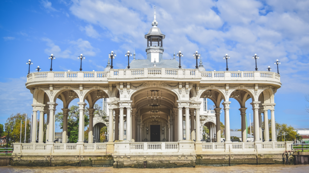 Explore o Delta do Tigre com nosso passeio clássico. Saída de Buenos Aires, navegação, visita ao Puerto de Frutos e retorno ao centro.