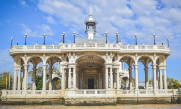 Explore o Delta do Tigre com nosso passeio clássico. Saída de Buenos Aires, navegação, visita ao Puerto de Frutos e retorno ao centro.