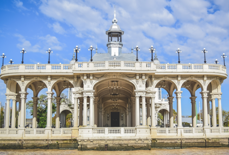 Explore o Delta do Tigre com nosso passeio clássico. Saída de Buenos Aires, navegação, visita ao Puerto de Frutos e retorno ao centro.