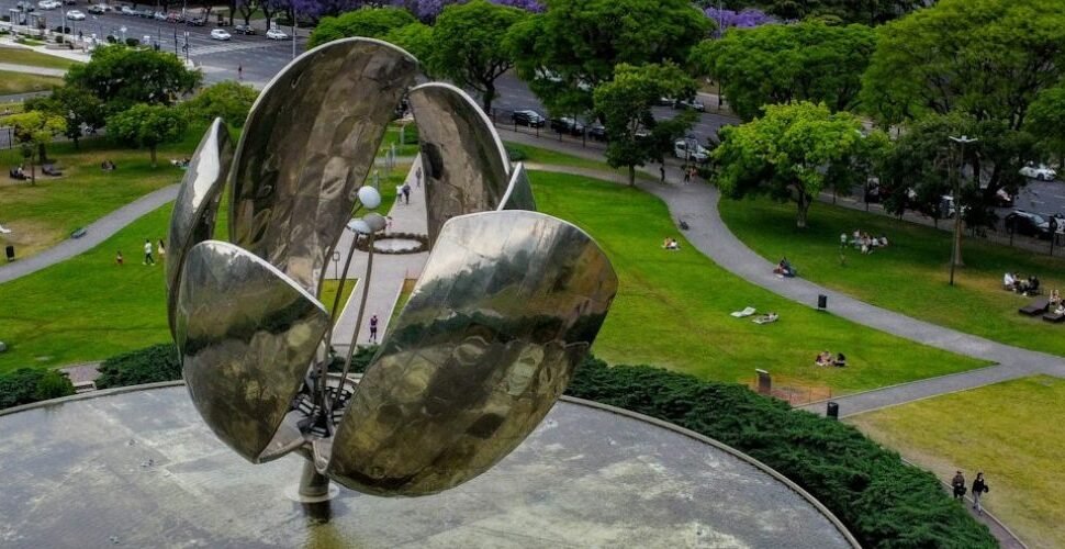 Descubra o que aconteceu com o câmbio na Argentina, por que os preços aumentaram e se ainda vale a pena viajar para o país.