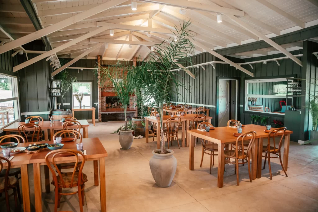 Descubra uma experiência única na Bodega Gamboa: crie seu próprio blend, explore vinhedos, deguste vinhos exclusivos e finalize com um menu harmonizado imperdível.