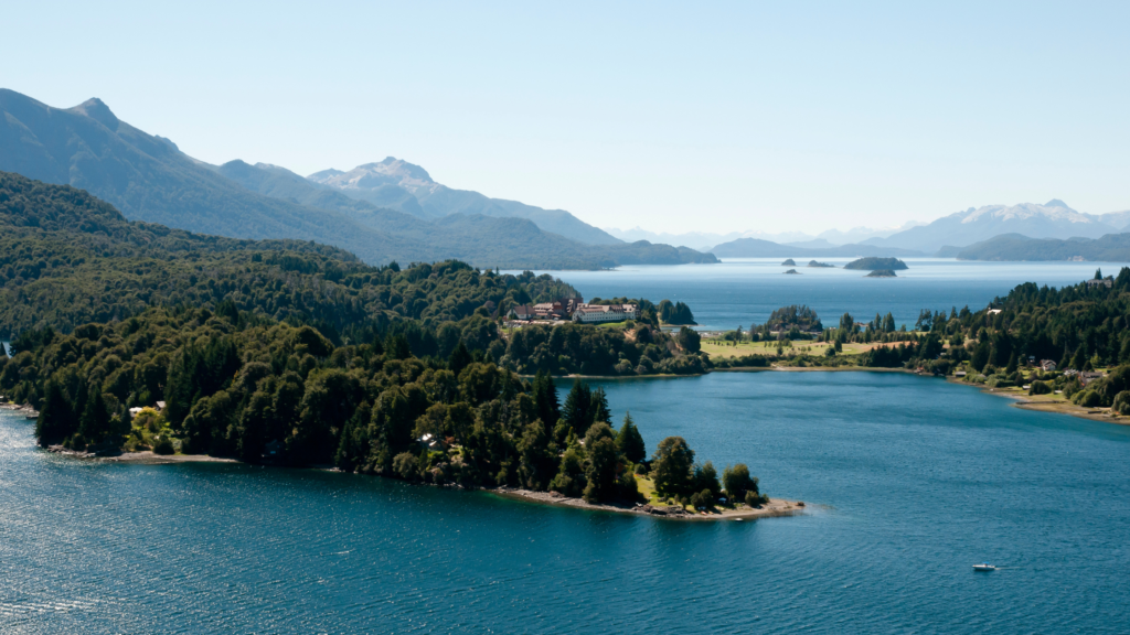 Explore o Bosque de Arrayanes e a Isla Victoria, dois dos cenários mais icônicos da Patagônia Argentina. Um passeio fascinante pelo Lago Nahuel Huapi com natureza e história.