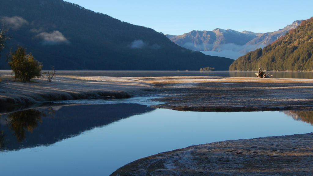 Explore San Martín de los Andes e a encantadora rota dos 7 lagos. Paisagens incríveis, praias paradisíacas e um passeio inesquecível na Patagônia!