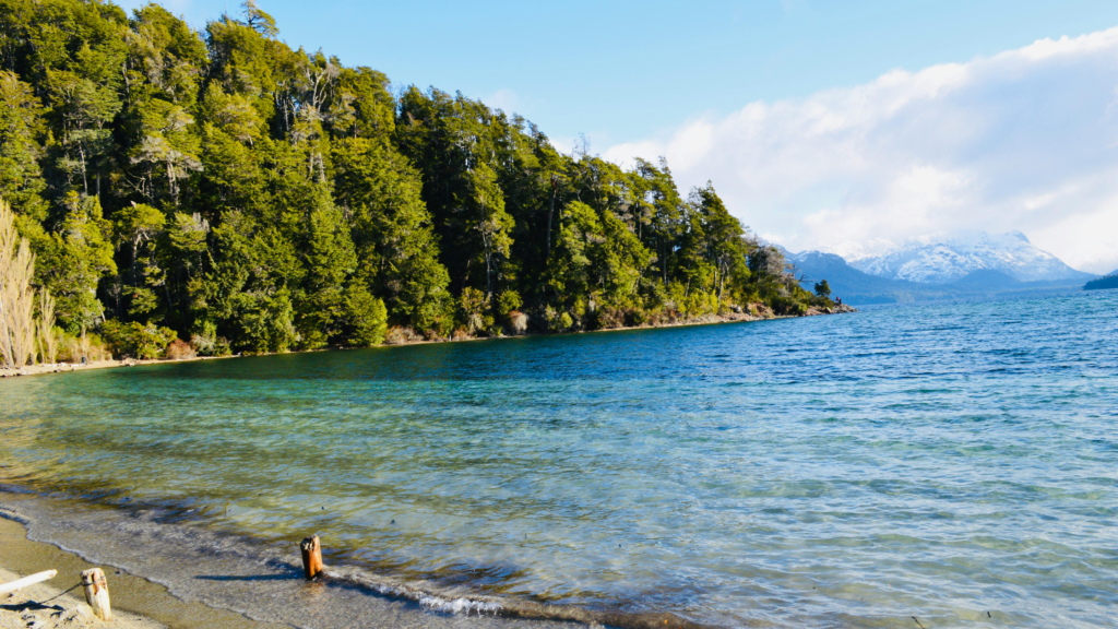 Explore San Martín de los Andes e a encantadora rota dos 7 lagos. Paisagens incríveis, praias paradisíacas e um passeio inesquecível na Patagônia!