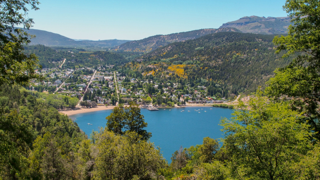 Explore San Martín de los Andes e a encantadora rota dos 7 lagos. Paisagens incríveis, praias paradisíacas e um passeio inesquecível na Patagônia!