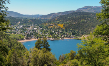Explore San Martín de los Andes e a encantadora rota dos 7 lagos. Paisagens incríveis, praias paradisíacas e um passeio inesquecível na Patagônia!