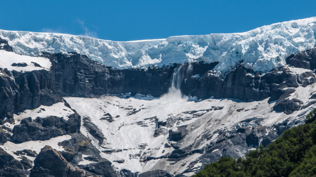 Explore o Cerro Tronador, o vulcão mais alto do Parque Nacional Nahuel Huapi. Conheça o Ventisquero Negro e viva uma experiência inesquecível entre Argentina e Chile