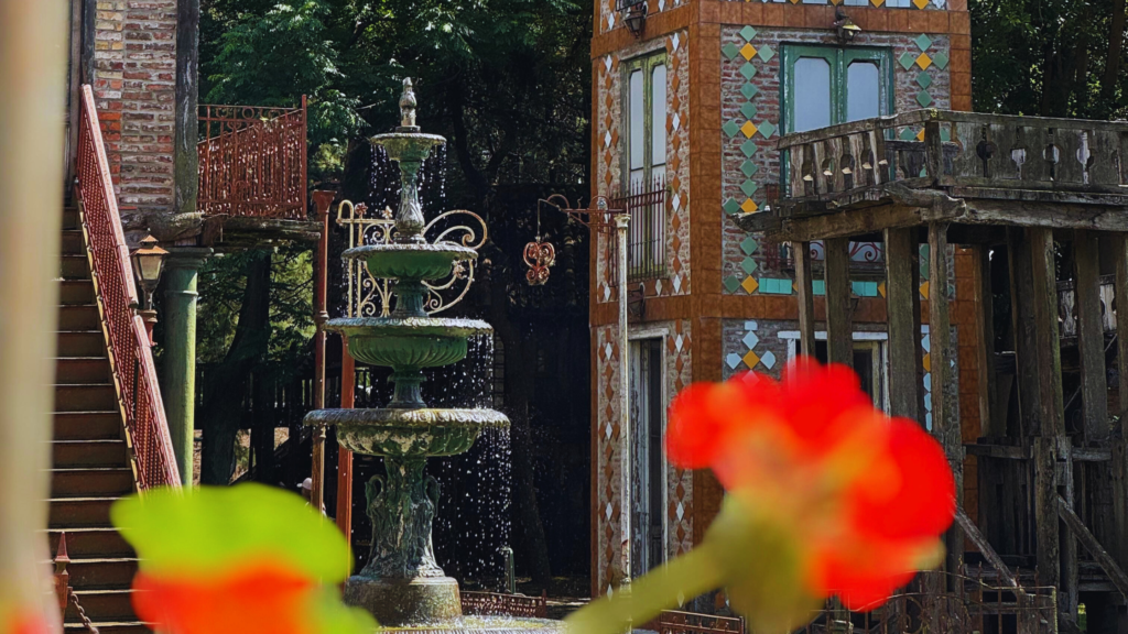 Explore a magia de Campanópolis, uma vila medieval perto de Buenos Aires. Transporte, visita guiada e um cenário digno de contos de fadas!