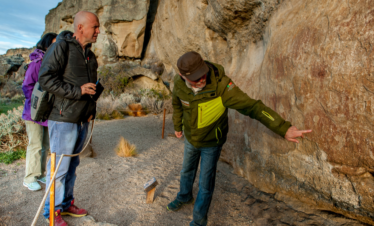 Descubra o Nativo Experience e vivencie a cultura Tehuelche na Patagônia, explorando cavernas milenares e pinturas rupestres.