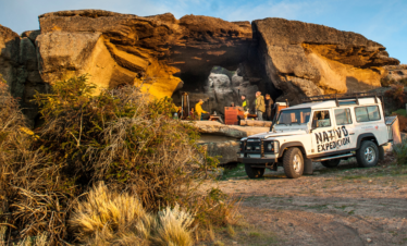 Descubra o Nativo Experience e vivencie a cultura Tehuelche na Patagônia, explorando cavernas milenares e pinturas rupestres, com uma experiência gastronômica única e vistas deslumbrantes do Lago Argentino e dos Andes.