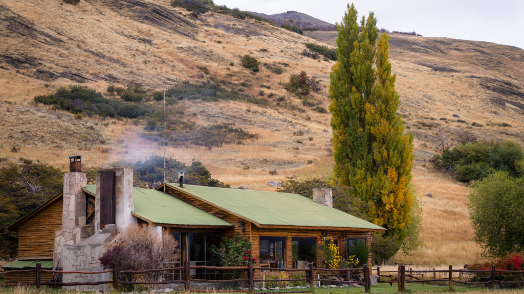 Explore a autêntica fazenda Nibepo Aike na Patagônia. Desfrute de atividades tradicionais em um dia de campo inesquecível.