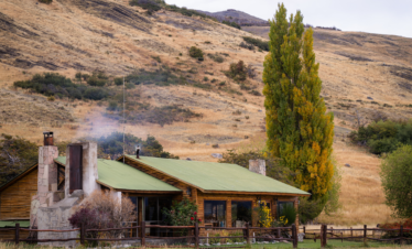 Explore a autêntica fazenda Nibepo Aike na Patagônia. Desfrute de atividades tradicionais em um dia de campo inesquecível.