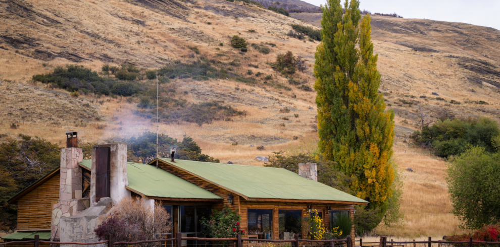 Explore a autêntica fazenda Nibepo Aike na Patagônia. Desfrute de atividades tradicionais em um dia de campo inesquecível.