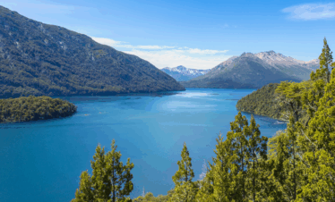 Explore o Cerro Tronador, o vulcão mais alto do Parque Nacional Nahuel Huapi, e o Ventisquero Negro em uma experiência única em Bariloche.