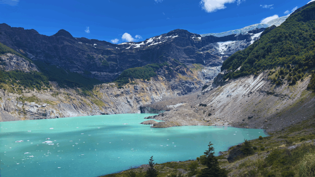Explore o Cerro Tronador, o vulcão mais alto do Parque Nacional Nahuel Huapi, e o Ventisquero Negro em uma experiência única em Bariloche.
