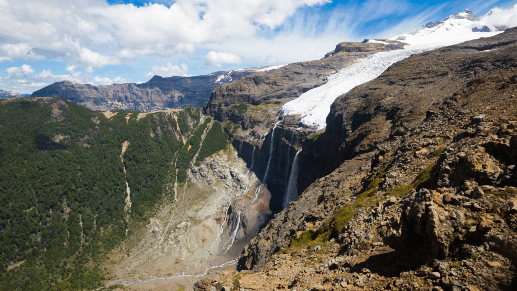 Explore o Cerro Tronador, o vulcão mais alto do Parque Nacional Nahuel Huapi, e o Ventisquero Negro em uma experiência única em Bariloche.