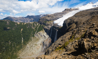 Explore o Cerro Tronador, o vulcão mais alto do Parque Nacional Nahuel Huapi, e o Ventisquero Negro em uma experiência única em Bariloche.