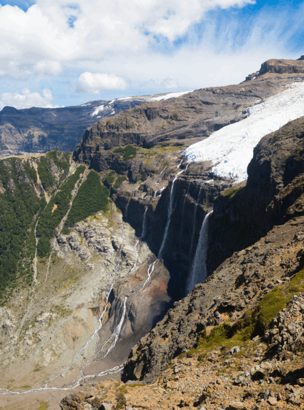 Explore o Cerro Tronador, o vulcão mais alto do Parque Nacional Nahuel Huapi, e o Ventisquero Negro em uma experiência única em Bariloche.